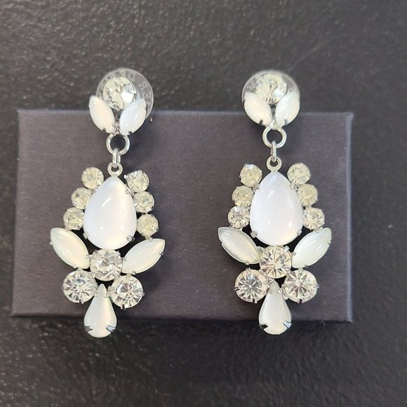 Premier designs jewelry Jewelry - EUC Premier Designs Jewelry DREAMY Crystals/Acrylic Dangle Pierced Earrings